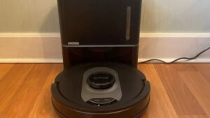 Shark’s RV2502AE AI robot vacuum